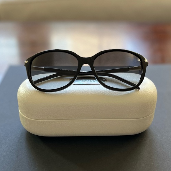 Chloé Black Round Sunglasses CL2253